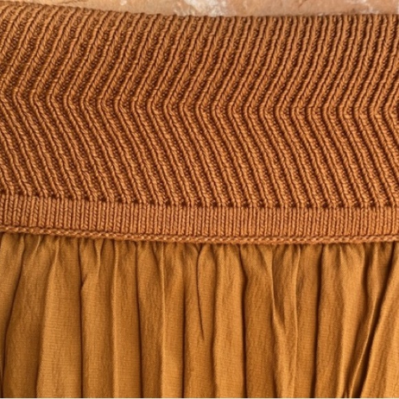 VINCE Silk Blend High Rise Crinkle Pleated Midi Skirt - Tan - Size M - Picture 8 of 9